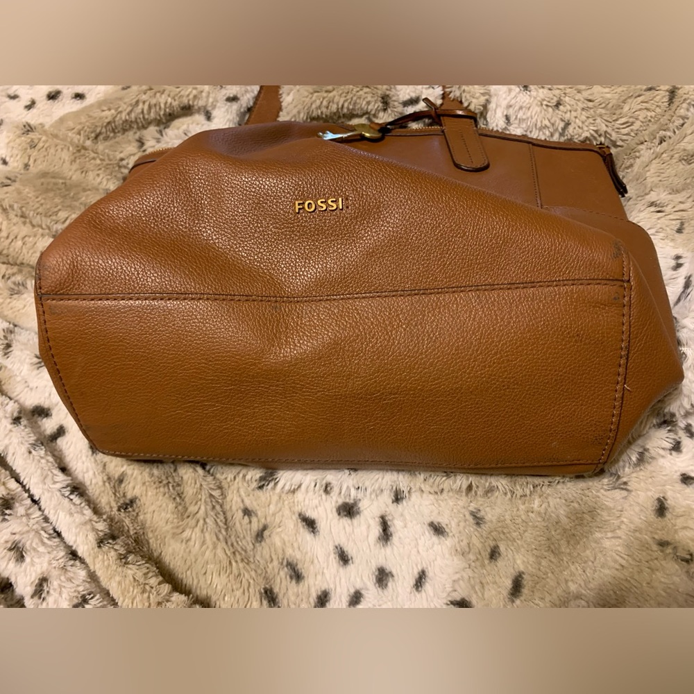 Leather Fossil purse has the key unique design - Picture 7 of 16